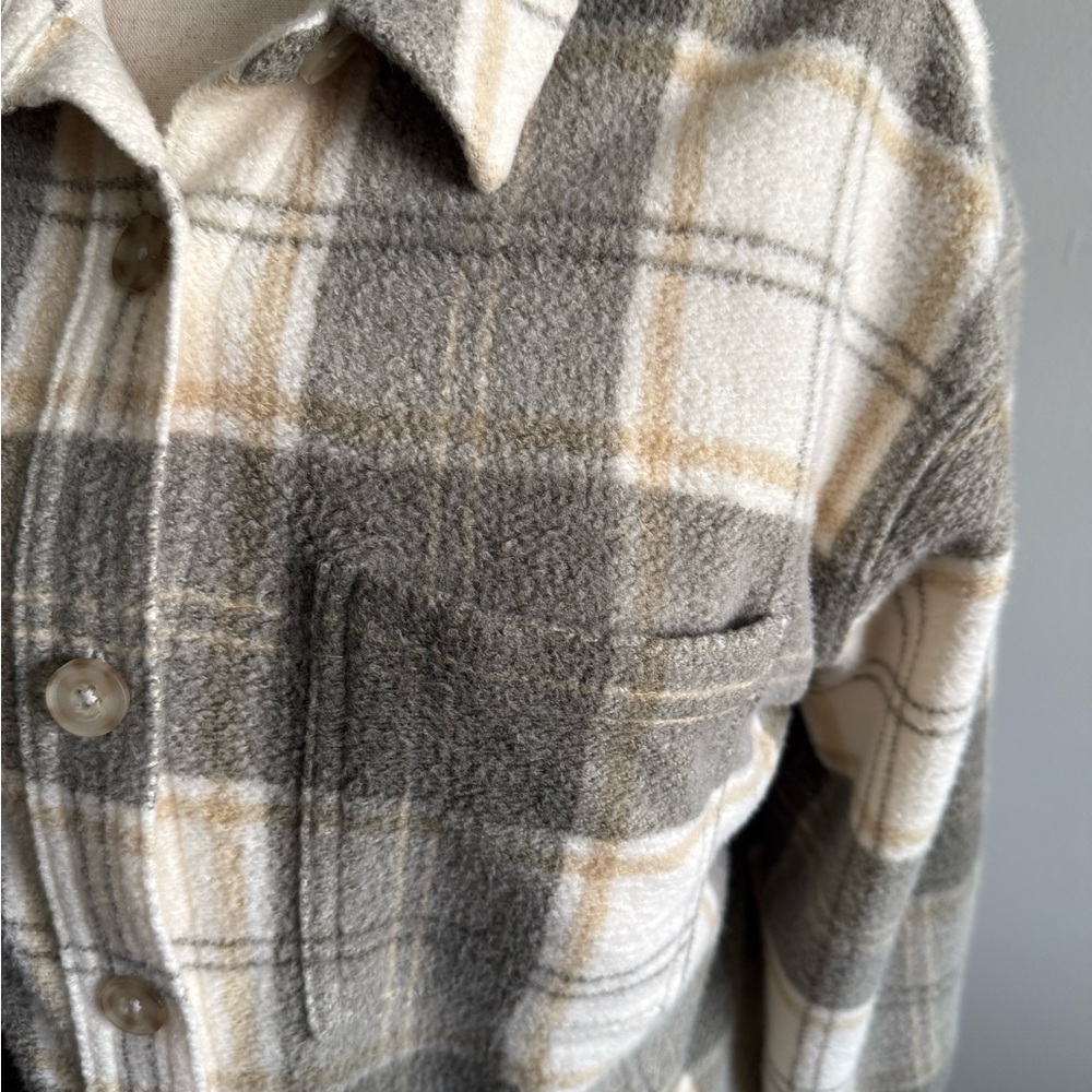 American Eagle Plaid cozy fit button up. Size small. 🤎 - Picture 4 of 5